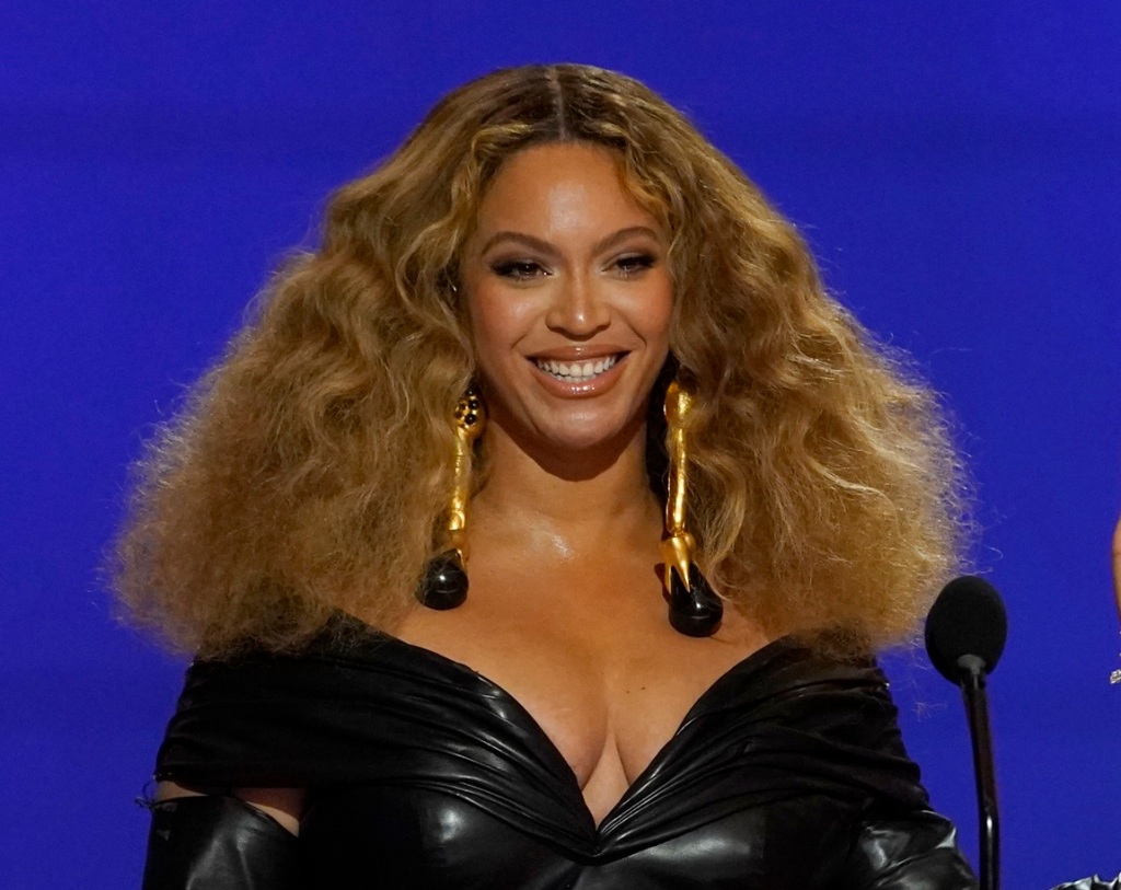 Beyoncé Makes a Powerful Play on the Billboard Hot 100! “TEXAS HOLD ‘EM” Debuts at #2, “16 CARRIAGES” Enters at #38