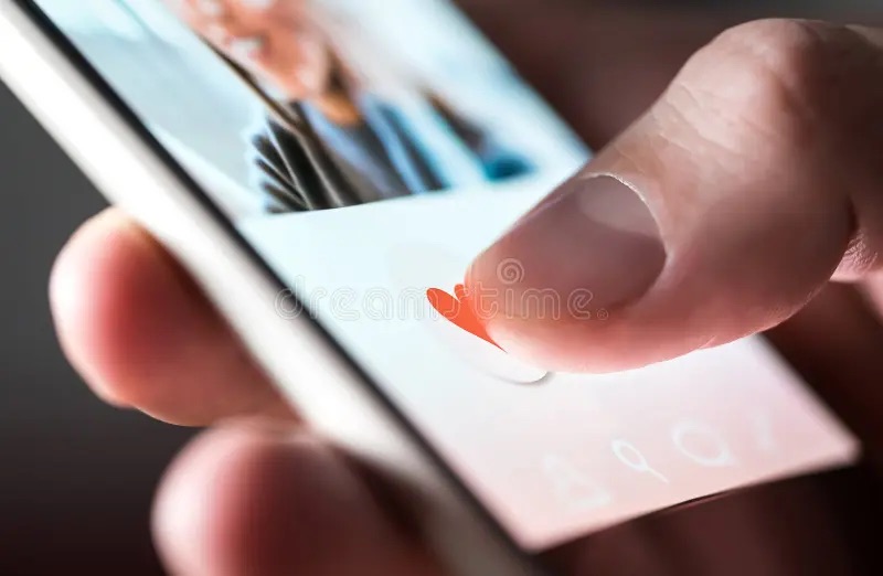 Swipe Left on the Cliché: How Your Words Are Sabotaging Your Online Dating&nbsp;Game